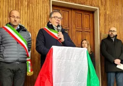 Il saluto del  Sindaco di Busca, Marco Gallo, con il sindaco di Costigliole, Fabrizio Nasi, la sindaca Junior di Busca Giulia Ferrara, il presidenete dell'associazione 5 Gennaio, Giovanni Sola, il presidente della Provincia di Cuneo, Luca Robaldo,  che ha  tenuto l’orazione ufficiale